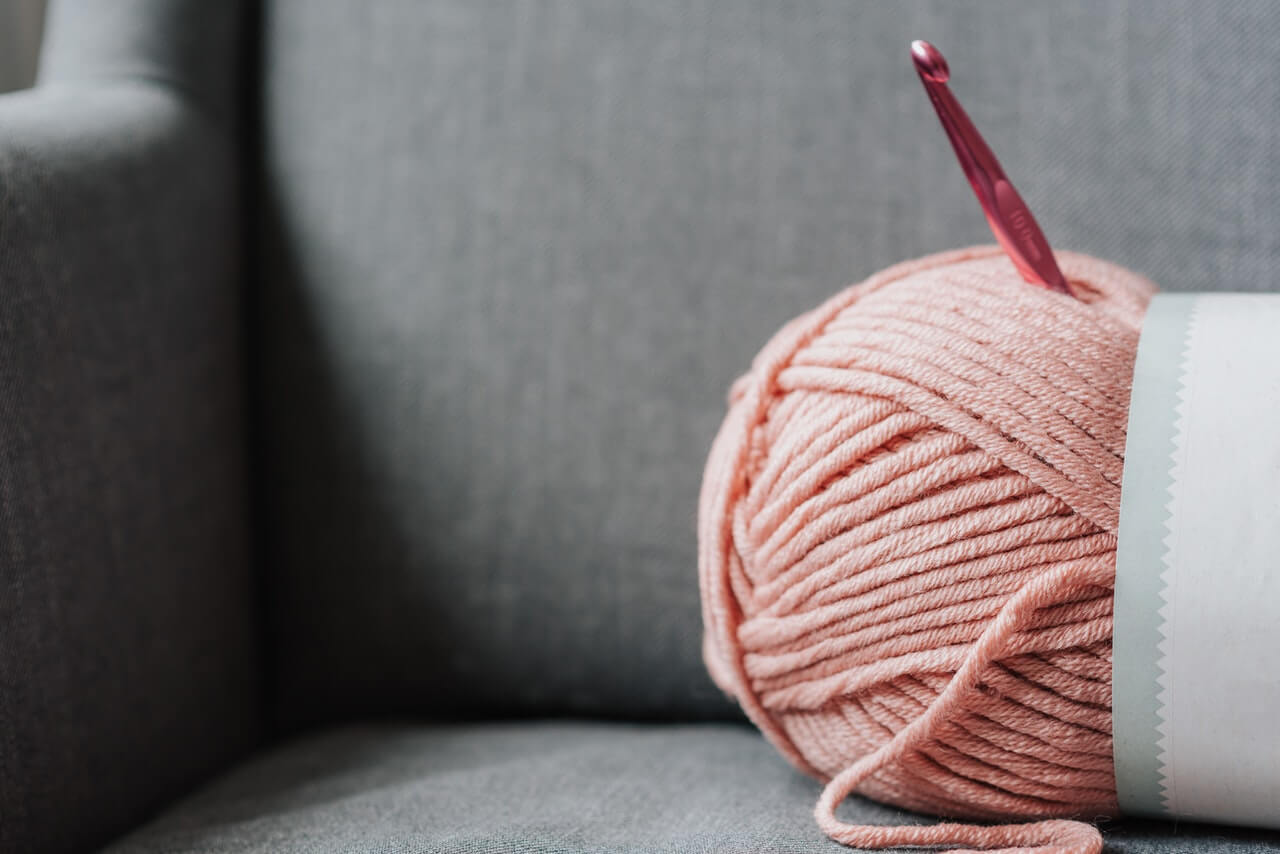 Ovillo de hilo rosa